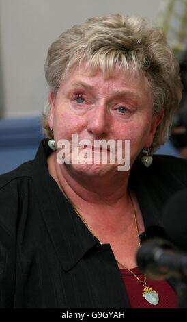 Ann Ming, Mutter des ermordeten Julie Hogg, während einer Pressekonferenz auf Polizeistation Snow Hill, London. Billy Dunlop heute, fünfzehn Jahre nachdem er des Mordes gelöscht wurde, wurde die erste Person in Großbritannien vor einer Wiederaufnahme des Verfahrens unter Neuregelung der beiderseitigen Strafbarkeit und räumte ein, dass er Hogg getötet. Stockfoto