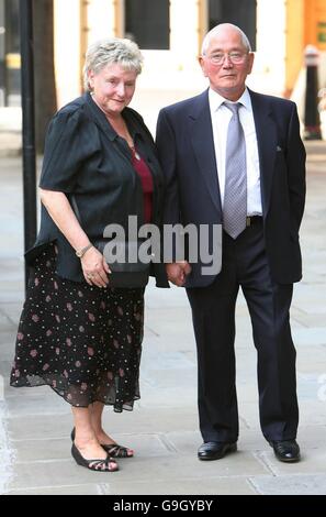 Ann Ming, Mutter des ermordeten Julie Hogg, mit ihrem Ehemann Charlie nach einer Pressekonferenz bei Polizei Snow Hill, London. Billy Dunlop heute, fünfzehn Jahre nachdem er des Mordes gelöscht wurde, wurde die erste Person in Großbritannien vor einer Wiederaufnahme des Verfahrens unter Neuregelung der beiderseitigen Strafbarkeit und räumte ein, dass er Hogg getötet. Stockfoto