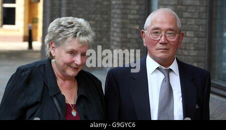 Ann Ming, Mutter des ermordeten Julie Hogg, mit ihrem Ehemann Charlie nach einer Pressekonferenz bei Polizei Snow Hill, London. Billy Dunlop heute, fünfzehn Jahre nachdem er des Mordes gelöscht wurde, wurde die erste Person in Großbritannien vor einer Wiederaufnahme des Verfahrens unter Neuregelung der beiderseitigen Strafbarkeit und räumte ein, dass er Hogg getötet. Stockfoto