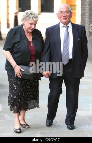 Ann Ming, Mutter des ermordeten Julie Hogg, mit ihrem Ehemann Charlie nach einer Pressekonferenz bei Polizei Snow Hill, London. Billy Dunlop heute, fünfzehn Jahre nachdem er des Mordes gelöscht wurde, wurde die erste Person in Großbritannien vor einer Wiederaufnahme des Verfahrens unter Neuregelung der beiderseitigen Strafbarkeit und räumte ein, dass er Hogg getötet. Stockfoto