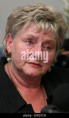 Ann Ming, Mutter des ermordeten Julie Hogg, während einer Pressekonferenz auf Polizeistation Snow Hill, London. Billy Dunlop heute, fünfzehn Jahre nachdem er des Mordes gelöscht wurde, wurde die erste Person in Großbritannien vor einer Wiederaufnahme des Verfahrens unter Neuregelung der beiderseitigen Strafbarkeit und räumte ein, dass er Hogg getötet. Stockfoto