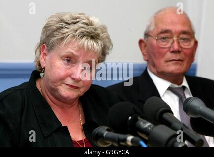 Ann Ming, Mutter der ermordeten Julie Hogg, und ihr Mann Charlie während einer Pressekonferenz auf der Snow Hill Polizeistation in London. Billy Dunlop heute, fünfzehn Jahre nachdem er von Mord befreit wurde, wurde die erste Person in Großbritannien, die einem Wiederaufnahmeverfahren unter neuen doppelten Gefahren ausgesetzt war, und gab zu, dass er Hogg getötet hatte. Stockfoto