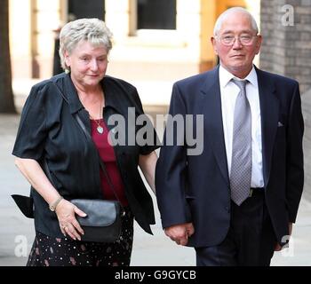 Ann Ming, Mutter des ermordeten Julie Hogg, mit ihrem Ehemann Charlie nach einer Pressekonferenz bei Polizei Snow Hill, London. Billy Dunlop heute, fünfzehn Jahre nachdem er des Mordes gelöscht wurde, wurde die erste Person in Großbritannien vor einer Wiederaufnahme des Verfahrens unter Neuregelung der beiderseitigen Strafbarkeit und räumte ein, dass er Hogg getötet. Stockfoto