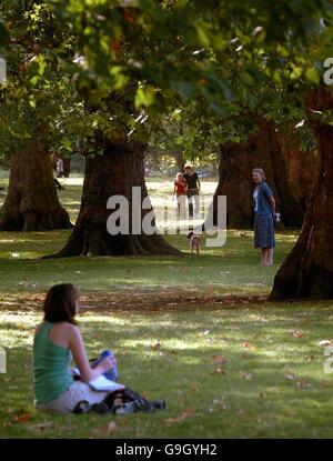 Menschen genießen die Spätsommer-Sonne im Londoner St James Park. Stockfoto