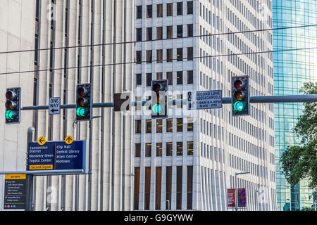 Verkehrszeichen in der Innenstadt von Houston Stockfoto