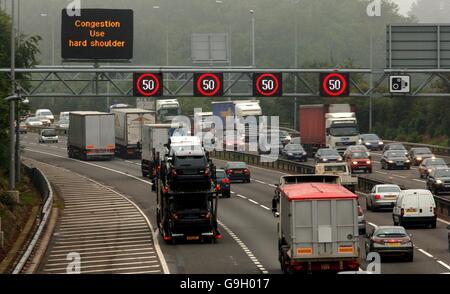 Autofahrer sind in der Lage, auf der harten Schulter einer der verkehrsreichsten Strecken der Autobahn in Großbritannien zwischen den Kreuzungen 3 und 7 der M42 zu fahren, in einem Versuch, Staus zu lindern. Stockfoto