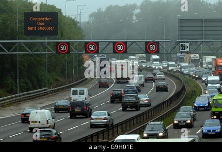 Autofahrer sind in der Lage, auf der harten Schulter einer der verkehrsreichsten Strecken der Autobahn in Großbritannien zwischen den Kreuzungen 3 und 7 der M42 zu fahren, in einem Versuch, Staus zu lindern. Stockfoto