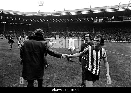 (L-R) Leeds United Manager Don Revie schüttelt nach dem Spiel mit Dennis Tueart von Sunderland die Hände Stockfoto