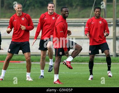 Louis Saha von Manchester United (Mitte) mit Teamkollegen während der Trainingseinheit in Carrington, nahe Manchester. Stockfoto