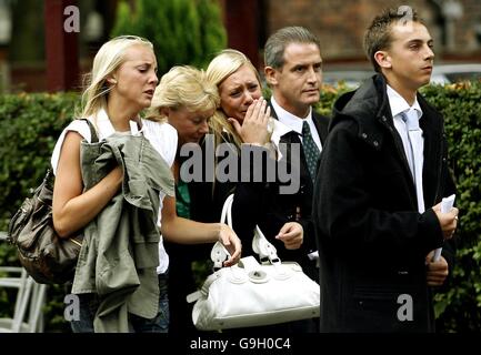 Lesley, die Frau des ermordeten PC Stephen Oake, verlässt einen Gedenkgottesdienst mit den Töchtern Rebecca und Corinne und dem Sohn Christopher, nachdem er einen Gedenkstein an der Stelle enthüllt hat, an der er von einem al-Qaida-Terroristen ermordet wurde, in der Crumpsall Lane in Manchester. Stockfoto