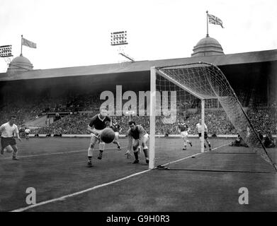 Leicester City Torhüter Gordon Banks (c) deckt die nahe Position als Teamkollege Richard Norman (l) schlägt den Ball für eine Ecke, von Teamkollege Frank McLintock beobachtet (c, halb versteckt) Stockfoto