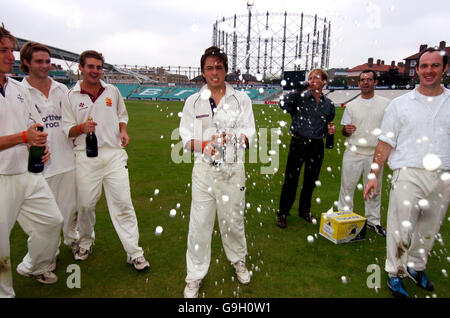 Cricket - Surrey 6 ein Side Charity Day - The Brit Oval. Das Jubilee-Team feiert ihren Sieg im Turnier Stockfoto