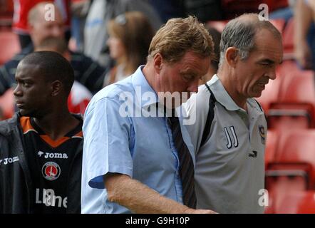 Portsmouth-Trainer Joe Jordan (r) und Manager Harry Redknapp (c) Lassen Sie den Platz zur Hälfte Stockfoto