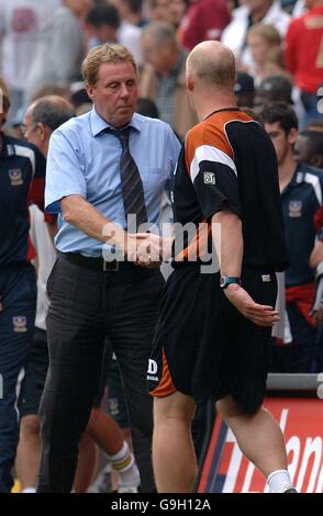 Fußball - FA Barclays Premiership - Charlton Athletic gegen Portsmouth - The Valley. Portsmouth-Manager Harry Redknapp und Charlton Athletic-Manager Iain Dowie geben sich nach dem Spiel die Hände Stockfoto