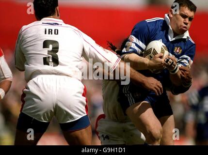 Rugby League - Tetley's Bitter Super League - St. Helens Saints gegen Wigan Warriors. Tony Mestrov (r) von Wigan Warriors wird von Fereti Tuilagi (versteckt) und Kevin Iro (l) von den Heiligen der Heiligen der Heiligen der Heiligen der Heiligen der Heiligen der Heiligen der Heiligen der Heiligen der Heiligen der Heiligen der Heiligen der Heiligen der Heiligen der Heiligen der Heiligen der Stockfoto