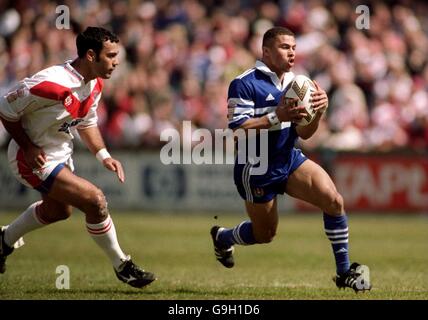 Rugby League - Tetley's Bitter Super League - St. Helens Saints gegen Wigan Warriors. Kevin Iro von St. Helens Saints (l) jagt Jason Robinson von Wigan Warriors (r) Stockfoto