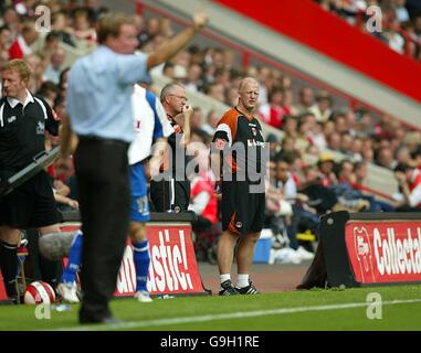 Harry Redknapp, Manager von Portsmouth, ruft Anweisungen als Charlton Athletic Manager aus Iain Dowie sieht im Hintergrund zu Stockfoto