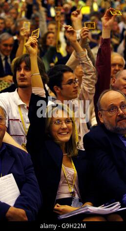 Die Abgeordneten stimmen auf der Jahreskonferenz der Liberaldemokratischen Partei in Brighton über die Änderungsanträge zu den steuerpolitischen Vorschlägen ab. Stockfoto