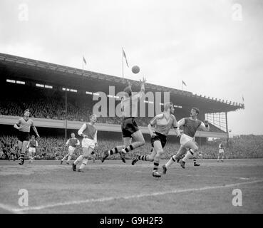 Der Torhüter von Wolverhampton Wanderers, Malcolm Finlayson (Dritte r), steigt auf, um den Ball zu erobern, während Teamkollege Phil Kelly (zweite r) Arsenals David Herd (r) und Wolves' Bill Slater (l) und Arsenals George Eastham (zweite l) im Auge behalten wird Stockfoto