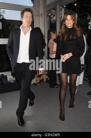 Hugh Grant und Jemima Khan kommen zur Biba Show während der London Fashion Week Frühjahr/Sommer 2007 Kollektionen, im BFC Zelt vor dem Natural History Museum, West London. Stockfoto