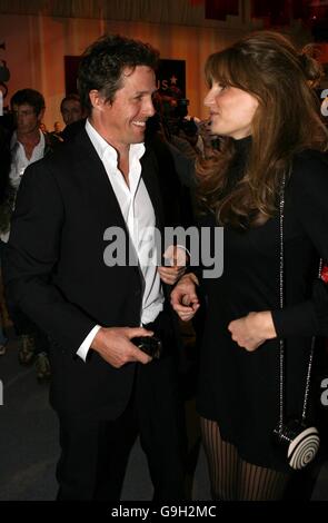 Hugh Grant und Jemima Khan kommen zur Biba Show während der London Fashion Week Frühjahr/Sommer 2007 Kollektionen, im BFC Zelt vor dem Natural History Museum, West London. Stockfoto