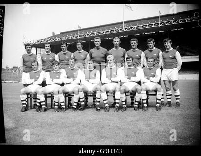 Arsenal-Teamgruppe: (Hintere Reihe, l-r) Bobby Gould, George Graham, Peter Simpson, Jon Sammels, Jim Furnell, Bob Wilson, David Jenkins, Peter Story, George Armstrong; (vordere Reihe, l-r) David Court, Pat Rice, Terry Neill, John Radford, Ian Ure, Frank McLintock, Bob McNab Stockfoto