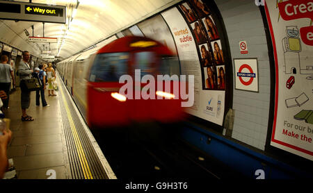 Generisches Bild eines Londoner U-Bahn-Zuges, der an der U-Bahn-Station Oxford Circus in London ankommt. Stockfoto