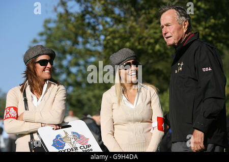 Der ehemalige US-Präsident George Bush spricht mit Amy Mickelson (Mitte) und Amy Di Marco während des ersten Tages des Ryder Cup im K-Club, Co Kildare, Irland. Bilddatum: Freitag, 22. September 2006. Spiel drei, Viererbälle: Der US-Amerikaner Phil Mickelson und Chris Di Marco gegen die europäischen Darren Clarke und Lee Westwood. Photo Credit sollte lauten: David Davies/PA Stockfoto