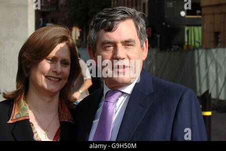 Schatzkanzler Gordon Brown trifft mit seiner Frau Sarah im G-Mex-Zentrum von Manchester ein. Stockfoto