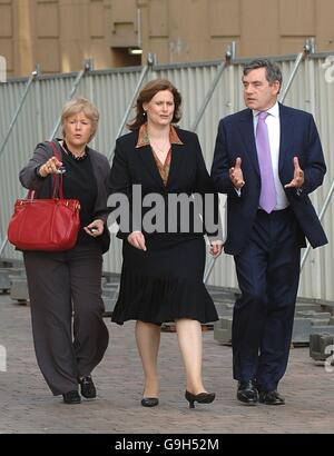 Schatzkanzler Gordon Brown trifft mit seiner Frau Sarah (Mitte) und der Parlamentarischen Privatsekretärin Ann Keen (links) im G-Mex-Zentrum von Manchester ein. Stockfoto