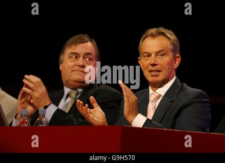 Premierminister Tony Blair, stellvertretender Premierminister John Prescott, auf der Bühne der Konferenz. Stockfoto