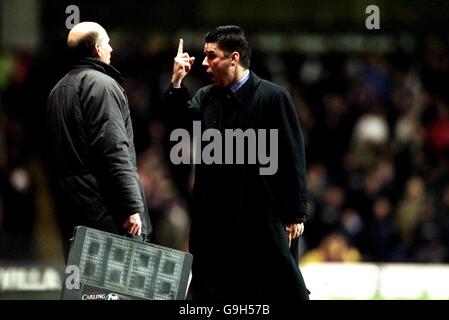 Fußball - FA Carling Premiership - Aston Villa / Leeds United. John Gregory, Manager der Aston Villa, hat seine Frustration über den vierten Beamten zum Weite gebracht, als seine Seite gegen Leeds United verlor Stockfoto