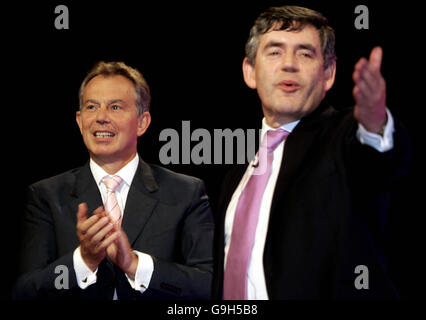 Premierminister Tony Blair applaudiert Bundeskanzler Gordon Brown nach seiner Rede vor der Labour Party Konferenz in Manchester. Stockfoto