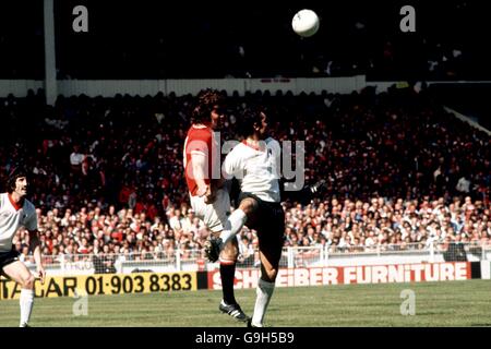 Fußball - FA Cup Finale - Liverpool / Manchester United - Wembley Stadium. Martin Buchan (l) von Manchester United steht vor Liverpools Ray Kennedy (r) Stockfoto