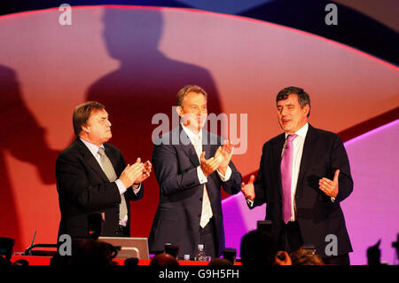 Premierminister Tony Blair und der Abgeordnete John Prescott gratulieren dem Kanzler Gordon Brown nach seiner Rede auf der Labour Party Konferenz in Manchester. Stockfoto