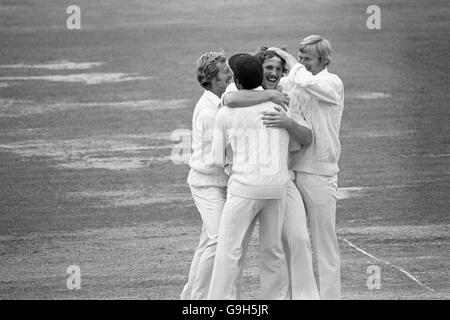 Cricket - Gillette Cup - Finale - Somerset gegen Sussex - Lord's. Ian Botham von Somerset (zweite r) feiert mit seinen Teamkollegen nach dem Wicket von Sussex's Imran Khan (aus Bild) Stockfoto