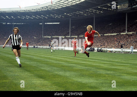 Fußball - FA Cup Final - Liverpool / Newcastle United. Liverpools Alec Lindsay (r) feuert ein Kreuz an Pat Howard von Newcastle United vorbei (l) Stockfoto