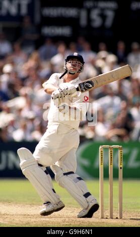 Cricket - Dritter Cornhill Versicherungstest - England gegen Westindien - Dritter Tag. Der englische Dominic Cork beobachtet seinen Schuss Stockfoto