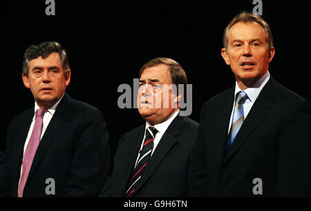 (Von links nach rechts): Bundeskanzler Gordon Brown, stellvertretender Premierminister John Prescott und Premierminister Tony Blair auf der Bühne nach Prescotts letzter Adresse auf der Konferenz der Labour Party im G-Mex-Zentrum in Manchester. Stockfoto