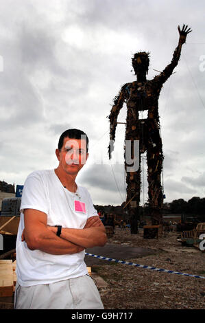 Der Bildhauer Antony Gormley steht vor seinem 25 Meter hohen "Waste man", einer riesigen Skulptur aus Altholz, Papier und Pappe, in Dreamland, Margate. Stockfoto