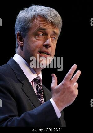 Andrew Lansley, der Schattenminister des Gesundheitsministeriums, spricht auf der Konferenz Stockfoto