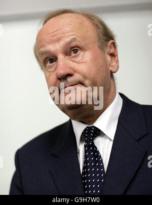 Lord Stevens spricht während einer Pressekonferenz mit den Medien, nachdem er zwei Monate lang die Genehmigung erhalten hatte, Unregelmäßigkeiten bei den jüngsten Transfers im englischen Spiel im SAS Radisson Hotel in Portman Square im Zentrum von London zu untersuchen. Stockfoto