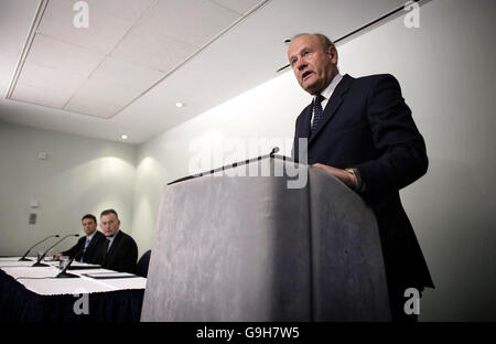 Lord Stevens spricht während einer Pressekonferenz mit den Medien, nachdem er zwei Monate lang die Genehmigung erhalten hatte, Unregelmäßigkeiten bei den jüngsten Transfers im englischen Spiel im SAS Radisson Hotel in Portman Square im Zentrum von London zu untersuchen. Stockfoto