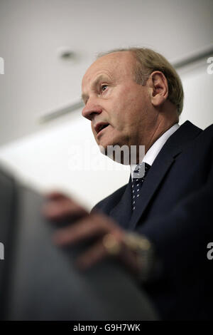 Lord Stevens spricht während einer Pressekonferenz mit den Medien, nachdem er zwei Monate lang die Genehmigung erhalten hatte, Unregelmäßigkeiten bei den jüngsten Transfers im englischen Spiel im SAS Radisson Hotel in Portman Square im Zentrum von London zu untersuchen. Stockfoto