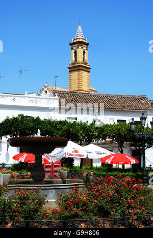 Brunnen und Bürgersteig Cafés auf dem Plaza Las Flores, Estepona, Provinz Malaga, Andalusien, Spanien, Westeuropa. Stockfoto