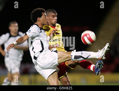 Fußball - FA Barclays Premiership - Watford / Fulham - Vicarage Road. Watfords Hameur Bouazza und Fulhams Liam Rosenior Stockfoto