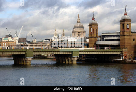 Fluss Themse Lager - London Stockfoto