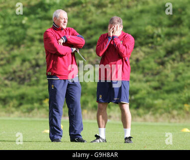 Schottland-Manager Walter Smith beobachtet seine Spieler mit Trainer Ally McCoist während einer Trainingseinheit im Lesser Hampden Park, Glasgow. Stockfoto