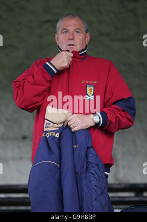 Der Manager von Schottland, Walter Smith, beobachtet seine Spieler während einer Trainingseinheit im Lesser Hampden Park, Glasgow, vom Stand aus. Stockfoto