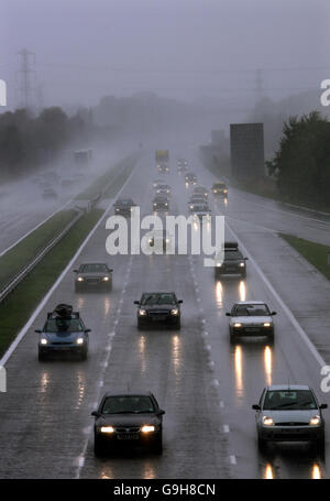 Sintflutartige Regenfälle führen auf der M5 in der Nähe von Cullompton in Devon zu schlechter Sicht und zu langsamem Verkehr. Stockfoto